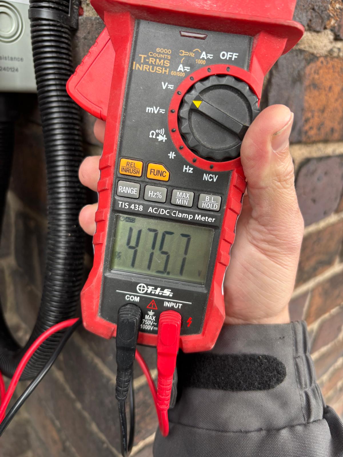 String voltage test 440.5V